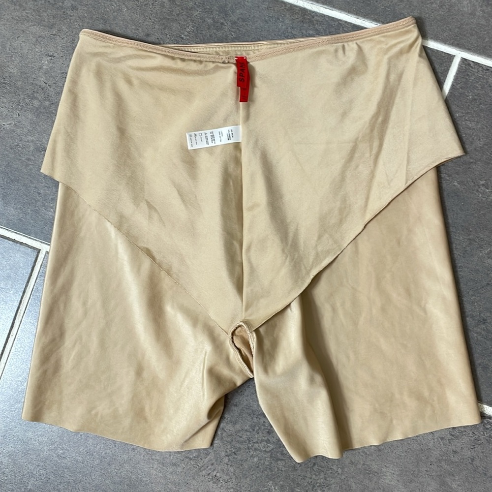 Spanx Shaping Tummy‎ Control Mid Thigh
Short size Large - Picture 3 of 9